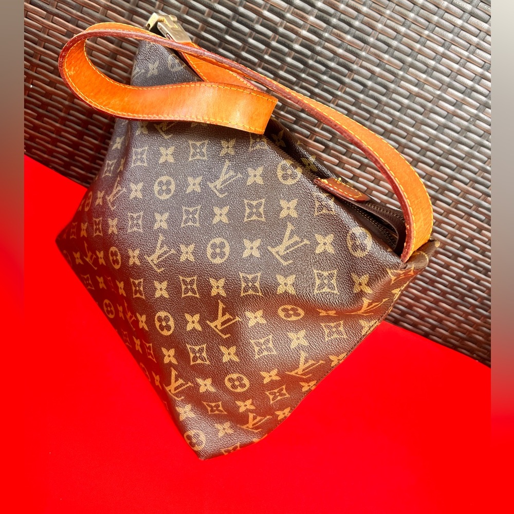 🛍️🛍️Beautiful vintage bag. Clean inside and out with no tags. 🛍️🛍️🛍️💫🌹